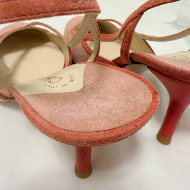 🍒 Chanel Vintage 極具法式經典韻味的跟鞋。溫柔的珊瑚粉（Coral Pink）搭配高級麂皮材質，鞋頭優雅的交叉細帶能修飾腳背曲線，展現老香年代獨有的精緻工藝size:38.5/2F260418-1-19