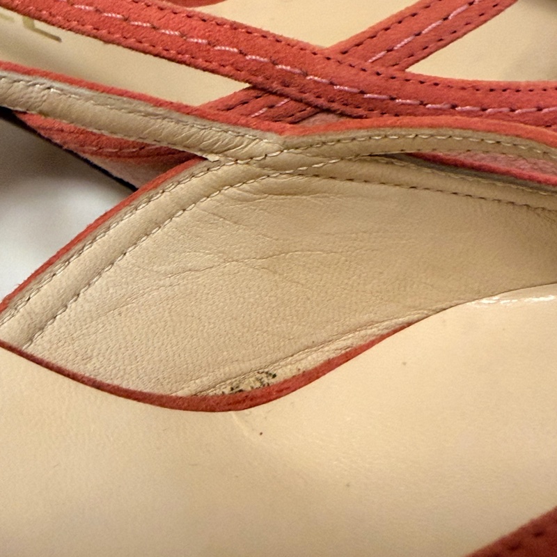 🍒 Chanel Vintage 極具法式經典韻味的跟鞋。溫柔的珊瑚粉（Coral Pink）搭配高級麂皮材質，鞋頭優雅的交叉細帶能修飾腳背曲線，展現老香年代獨有的精緻工藝size:38.5/2F260418-1-20