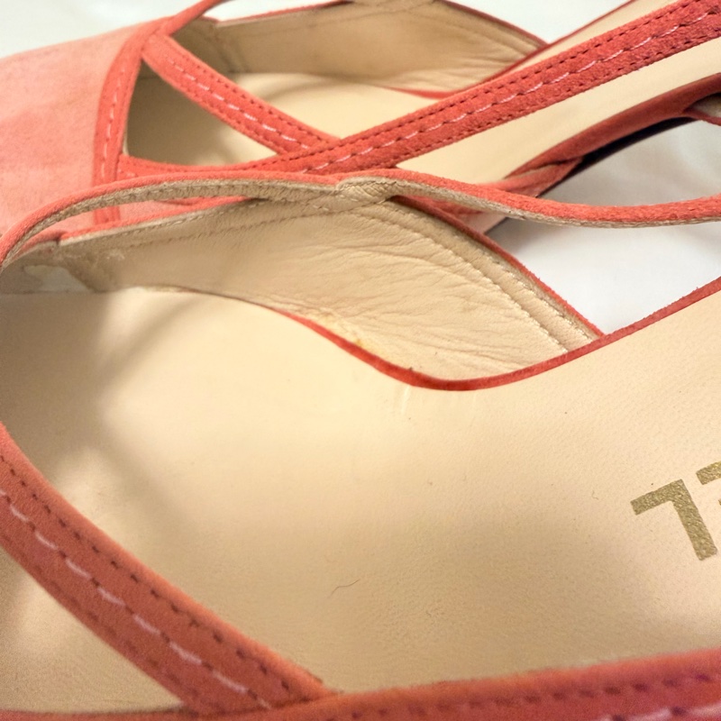 🍒 Chanel Vintage 極具法式經典韻味的跟鞋。溫柔的珊瑚粉（Coral Pink）搭配高級麂皮材質，鞋頭優雅的交叉細帶能修飾腳背曲線，展現老香年代獨有的精緻工藝size:38.5/2F260418-1-21