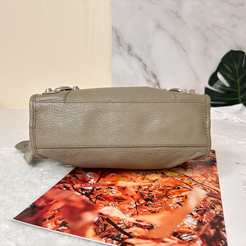 Balenciaga 迷你羊皮銀扣機車包-11