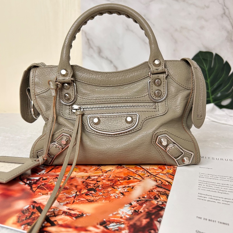 Balenciaga 迷你羊皮銀扣機車包-16