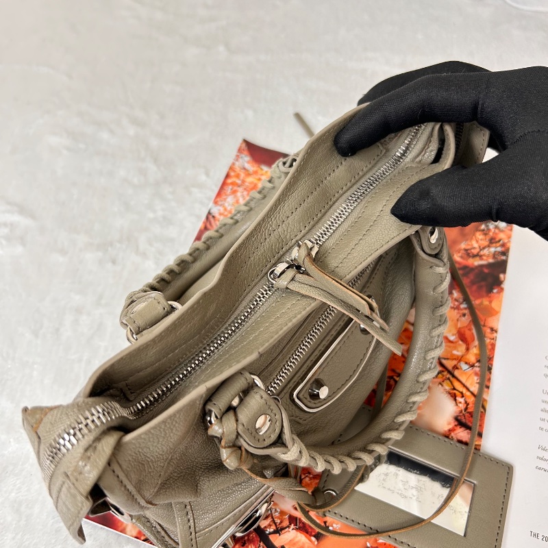 Balenciaga 迷你羊皮銀扣機車包-18