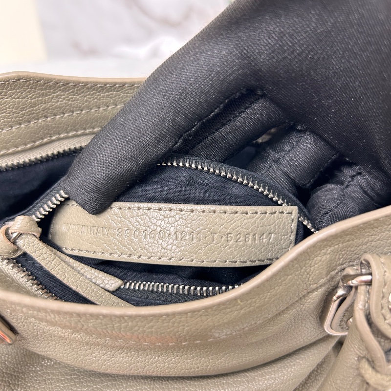 Balenciaga 迷你羊皮銀扣機車包-27