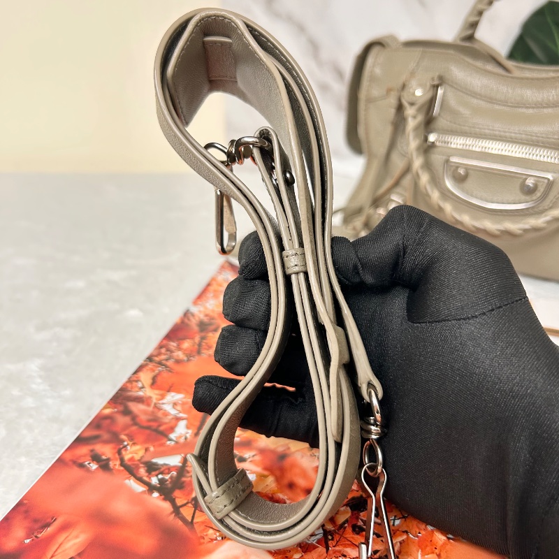 Balenciaga 迷你羊皮銀扣機車包-32