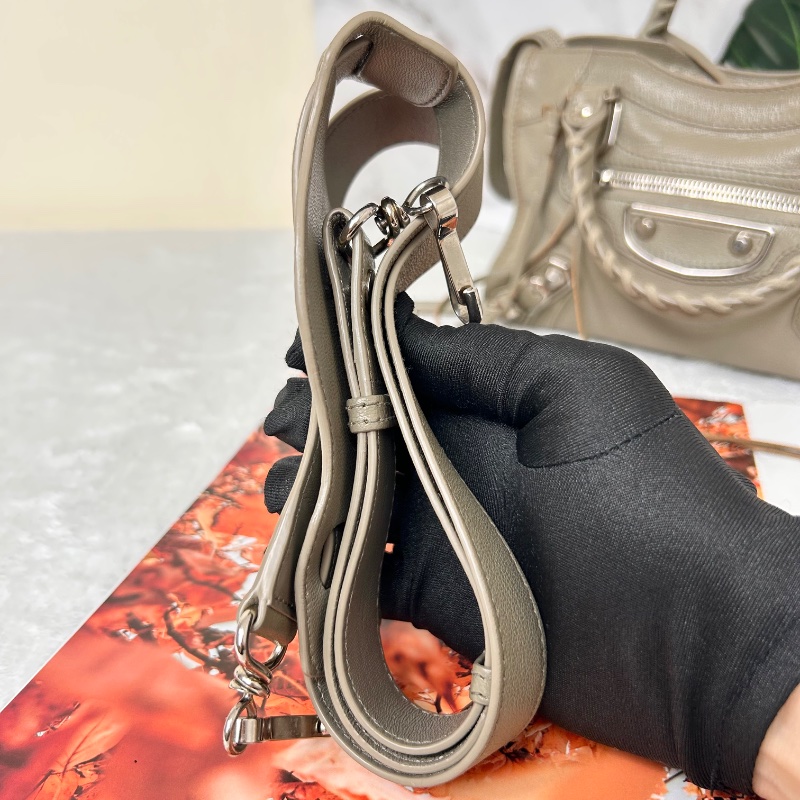 Balenciaga 迷你羊皮銀扣機車包-33