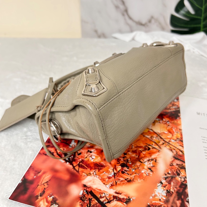 Balenciaga 迷你羊皮銀扣機車包-37