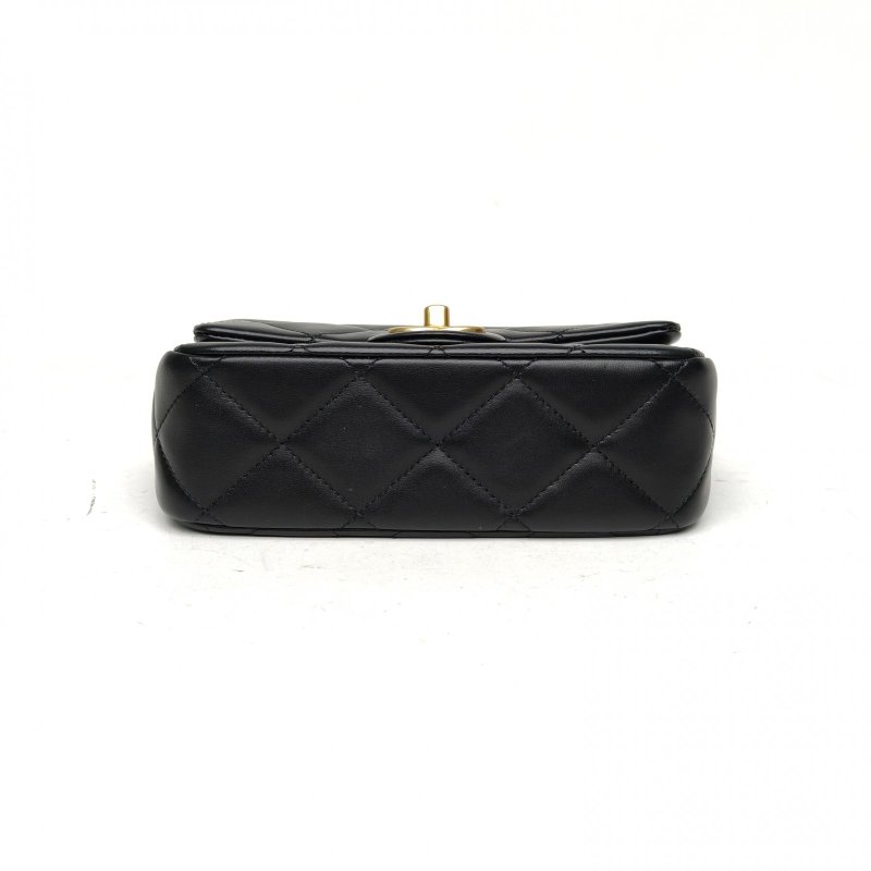 CHANEL 21KCF口蓋包黑色羊皮晶片開金扣子彈調節扣肩背包-4