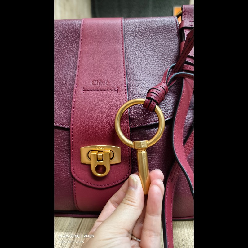 Chloé Lexa 經典酒紅荔枝紋小牛皮金屬插銷翻蓋斜背/肩揹包-11