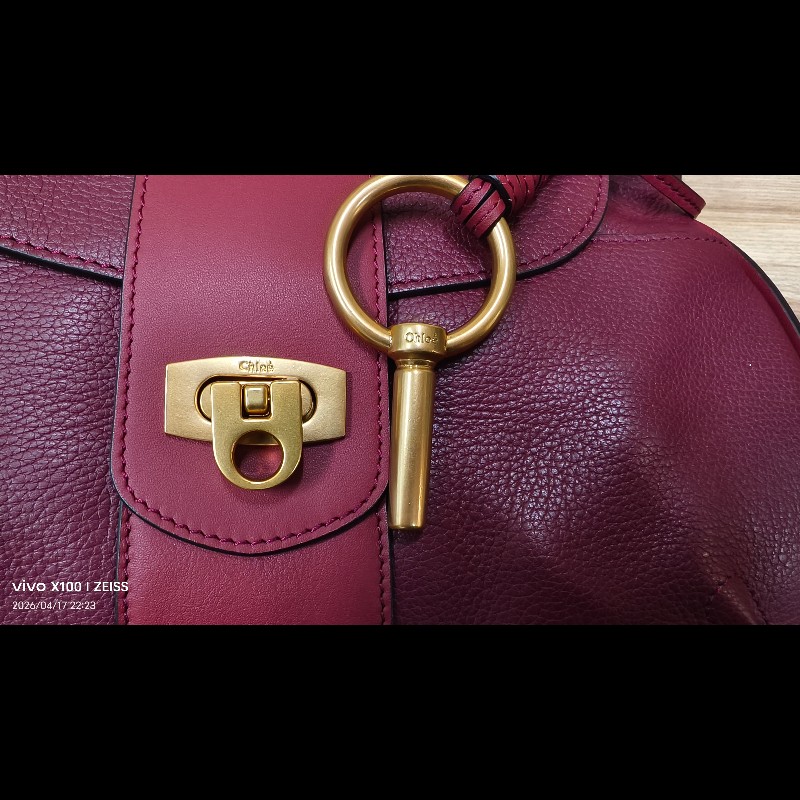 Chloé Lexa 經典酒紅荔枝紋小牛皮金屬插銷翻蓋斜背/肩揹包-12