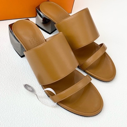 閒置新 未使用Hermès愛馬仕Cornelia 鎏金米色牛皮 粗跟涼拖鞋 尺碼：37碼 跟高：6cm 配件合格證.塵袋.盒子。