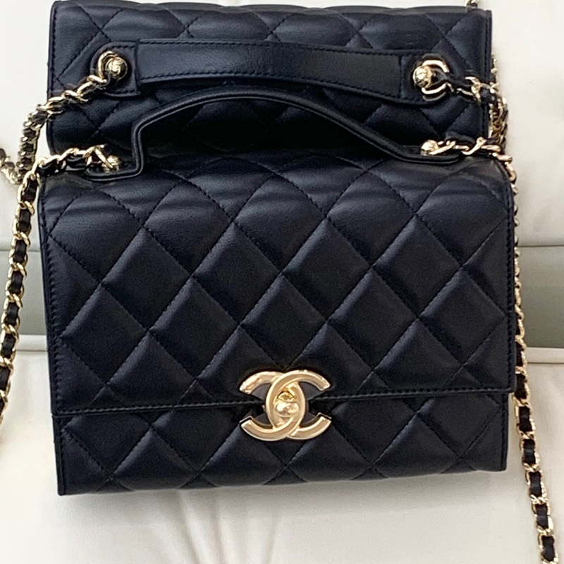 99新Chanel香奈兒 21K黑色羊皮鏡面金屬 盒子郵差單肩斜挎包  尺寸：12*17 年份:  芯片。-1