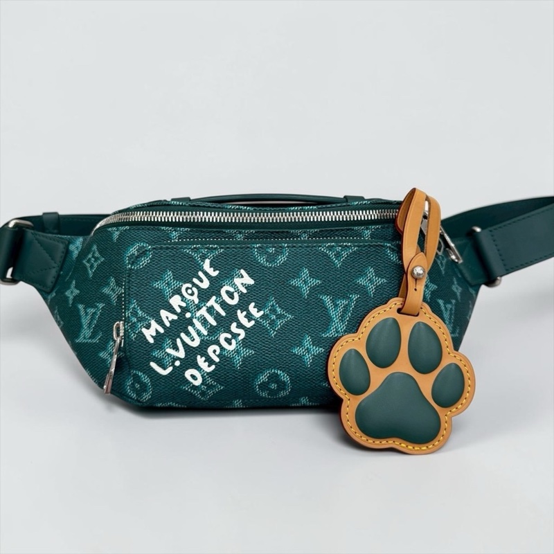 莉亞精品♡ Lv 狗爪胸包 綠 二手-0