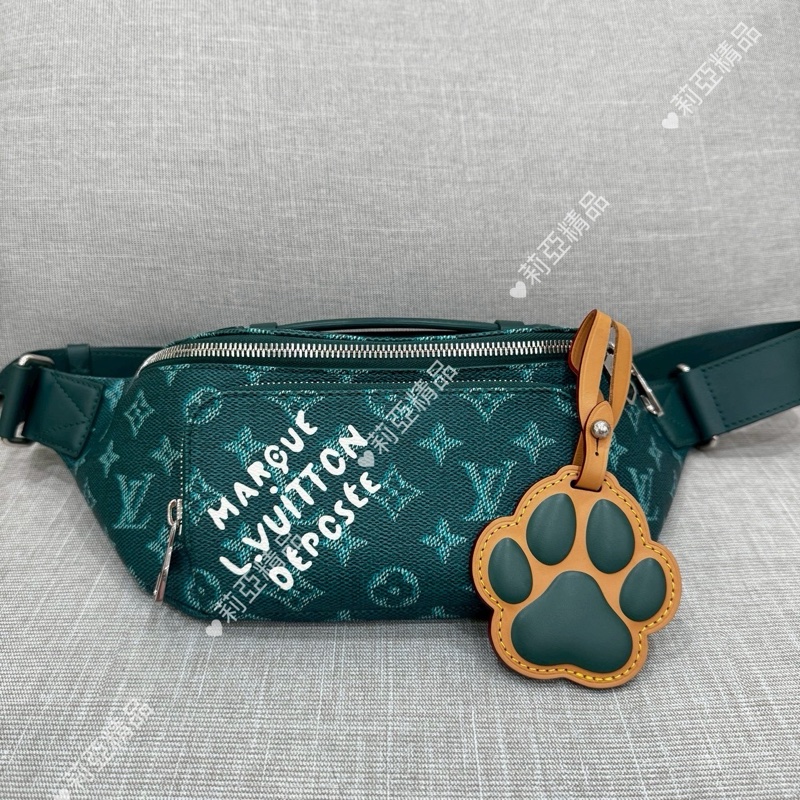 莉亞精品♡ Lv 狗爪胸包 綠 二手-1