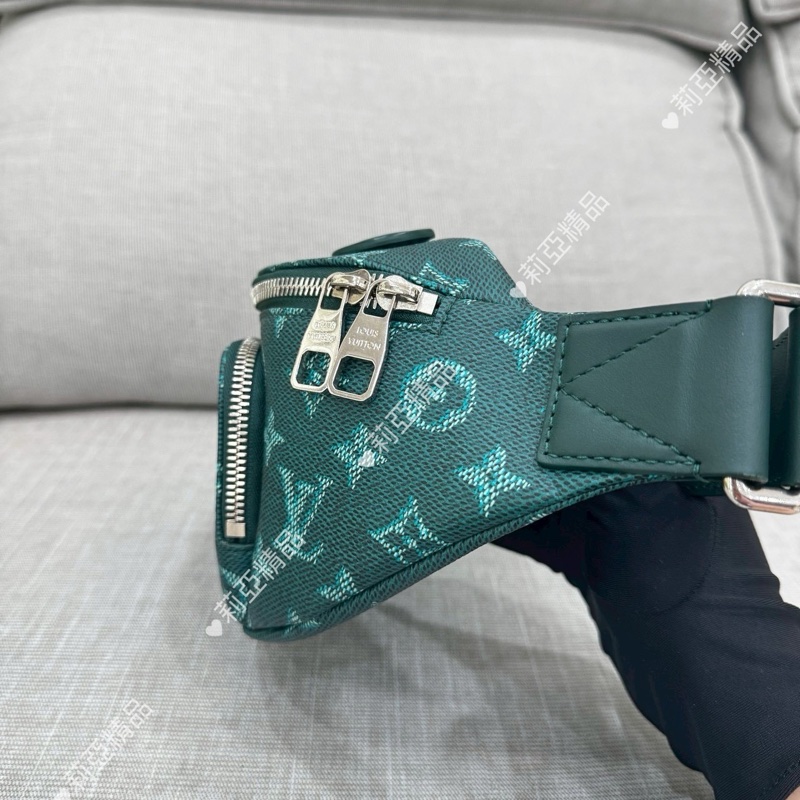 莉亞精品♡ Lv 狗爪胸包 綠 二手-4