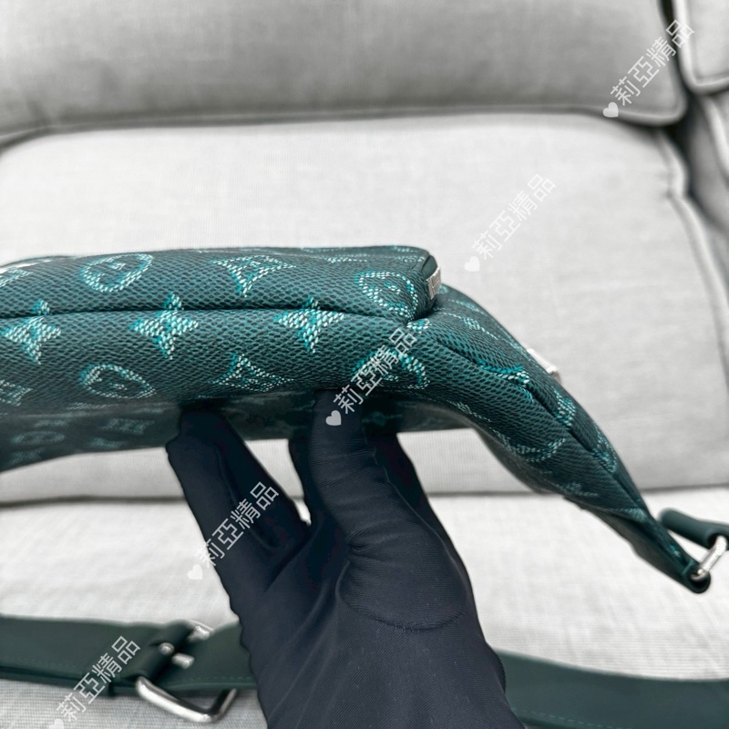 莉亞精品♡ Lv 狗爪胸包 綠 二手-6