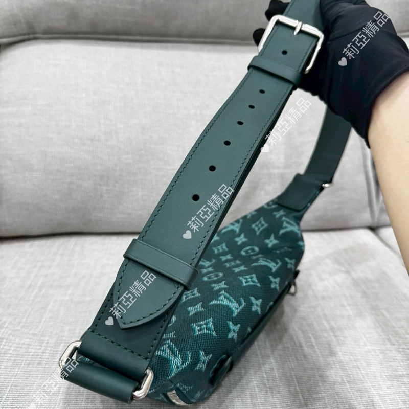 莉亞精品♡ Lv 狗爪胸包 綠 二手-9