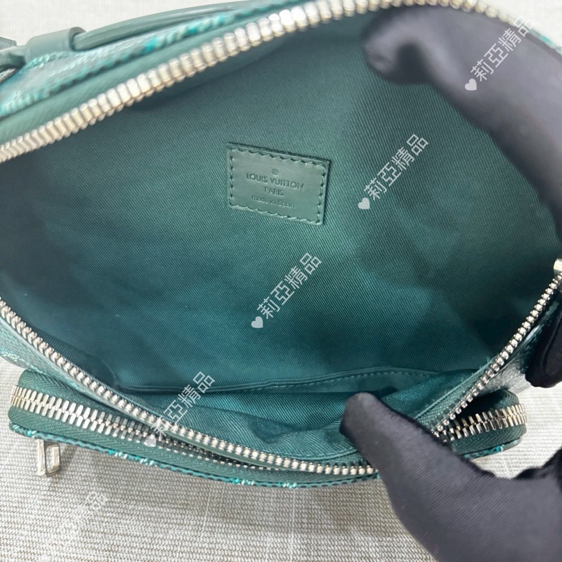 莉亞精品♡ Lv 狗爪胸包 綠 二手-10