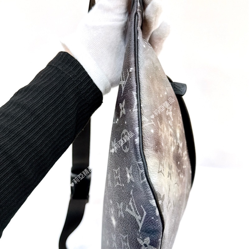 莉亞精品♡ LV 星空腰包 二手-8