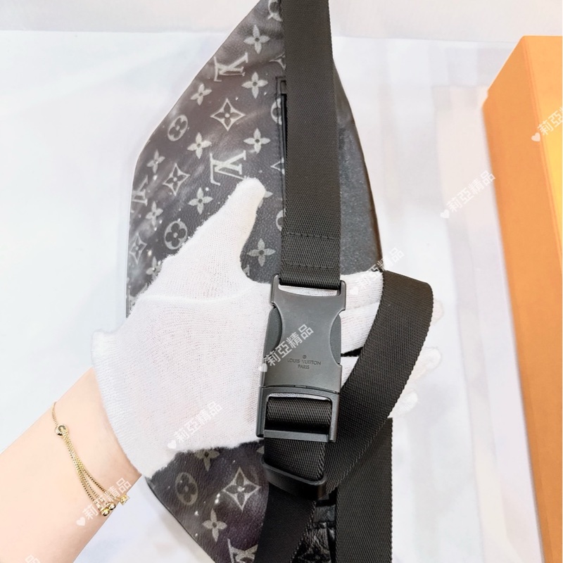 莉亞精品♡ LV 星空腰包 二手-9