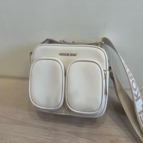 Michael Kors 雙口袋拉鏈斜背相機包 白色
