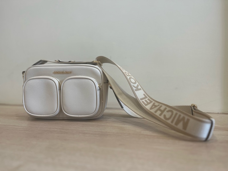Michael Kors 雙口袋拉鏈斜背相機包 白色-1