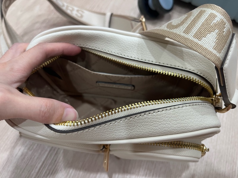 Michael Kors 雙口袋拉鏈斜背相機包 白色-3