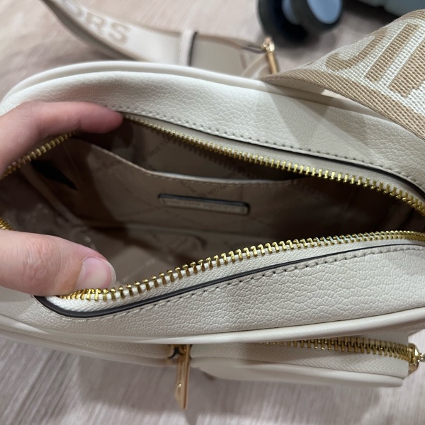 Michael Kors 雙口袋拉鏈斜背相機包 白色-8