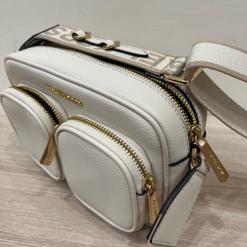 Michael Kors 雙口袋拉鏈斜背相機包 白色-9