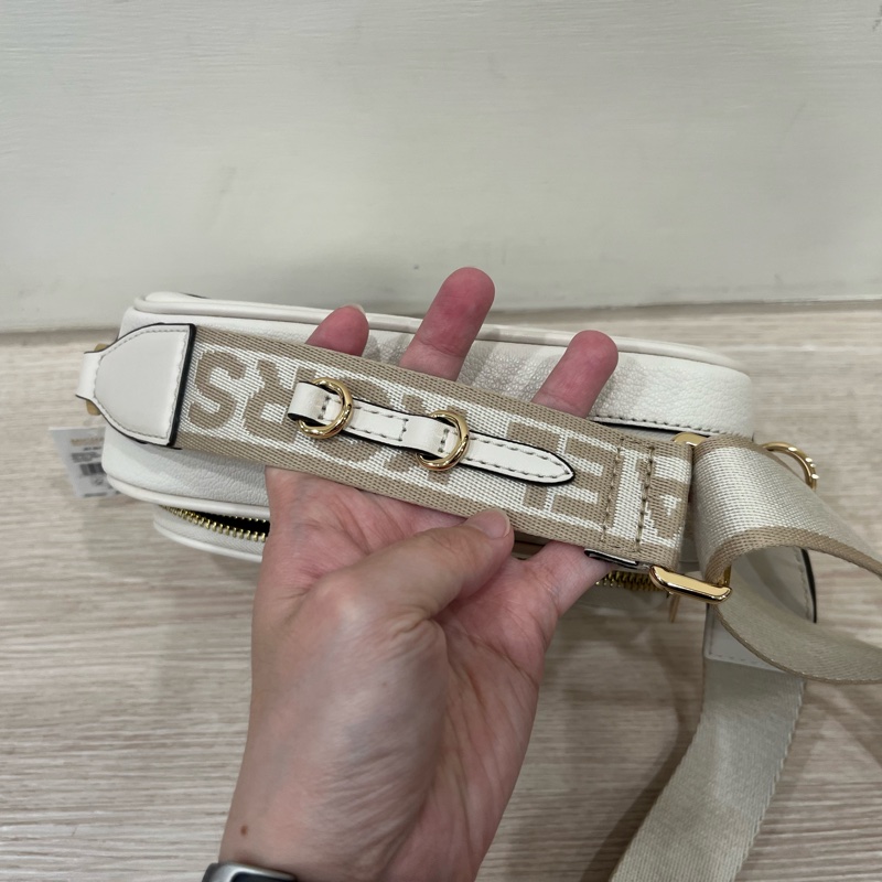 Michael Kors 雙口袋拉鏈斜背相機包 白色-10