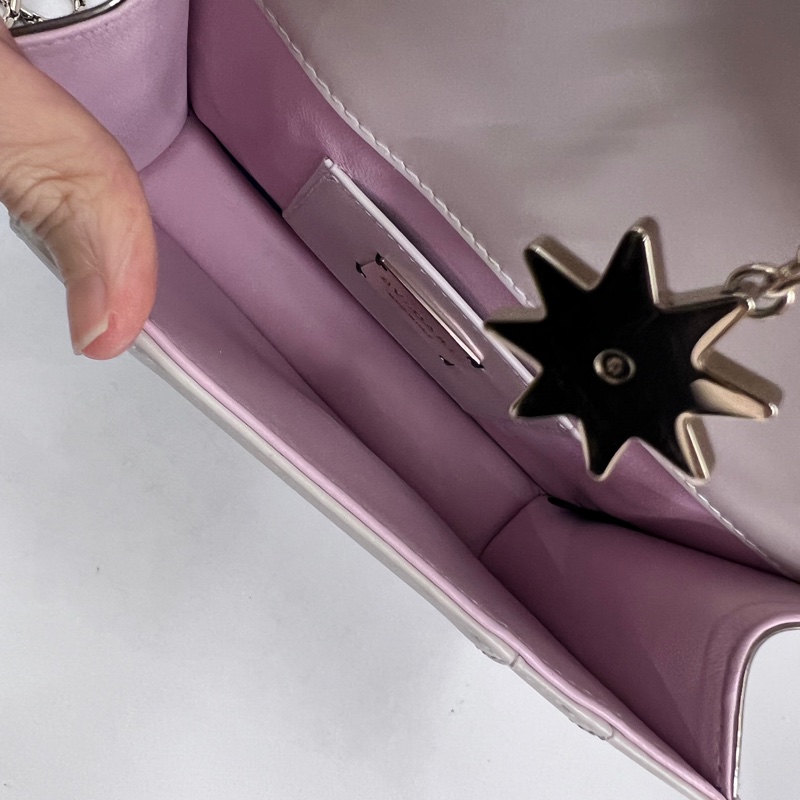 Bvlgari米白金屬色粉邊牛皮黑粉琺瑯星吊飾鏈帶肩斜背包-10