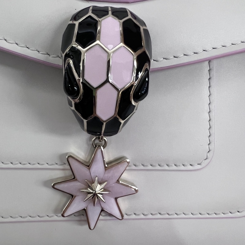 Bvlgari米白金屬色粉邊牛皮黑粉琺瑯星吊飾鏈帶肩斜背包-13
