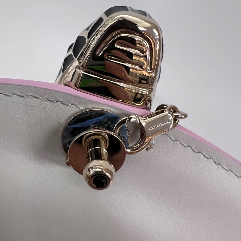 Bvlgari米白金屬色粉邊牛皮黑粉琺瑯星吊飾鏈帶肩斜背包-16