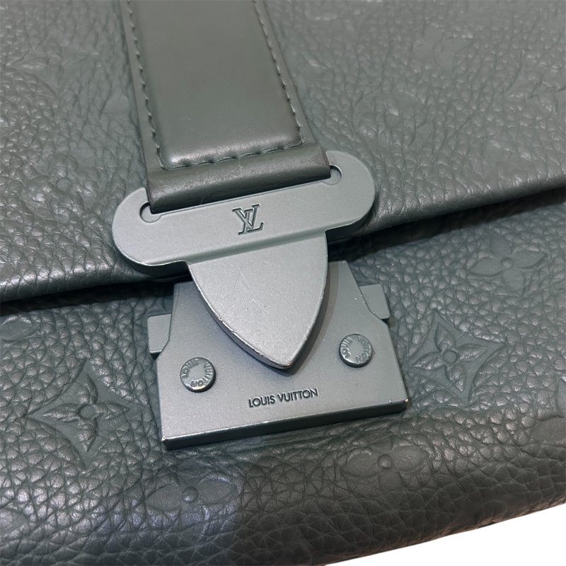 LV墨綠色全皮郵差包-11