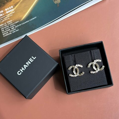 ::CHANEL:: 金色錘目紋雙C LOGO 小鑽耳環 針式耳環