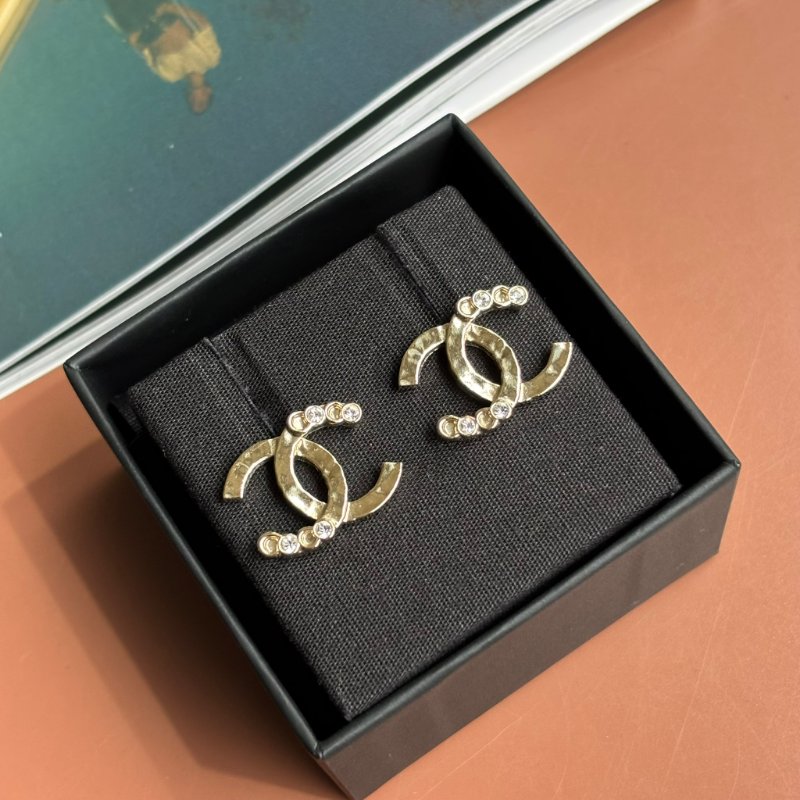 ::CHANEL:: 金色錘目紋雙C LOGO 小鑽耳環 針式耳環-1