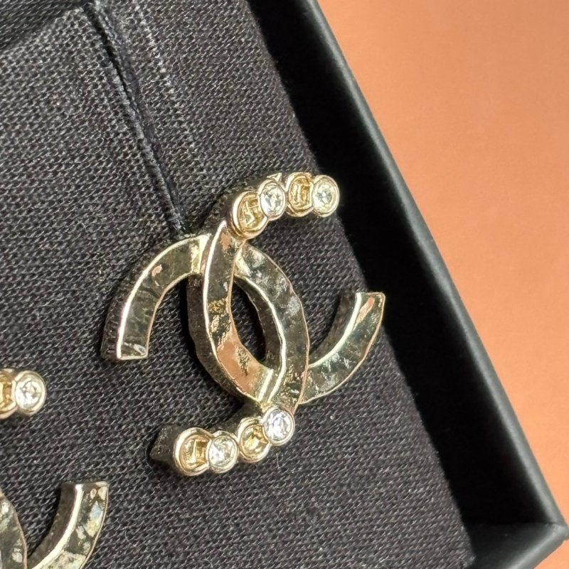 ::CHANEL:: 金色錘目紋雙C LOGO 小鑽耳環 針式耳環-2