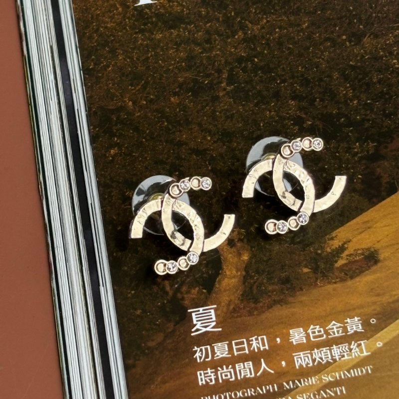 ::CHANEL:: 金色錘目紋雙C LOGO 小鑽耳環 針式耳環-3
