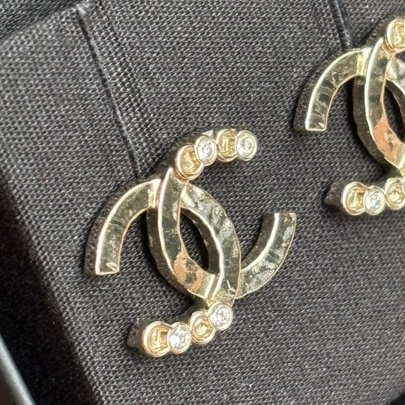 ::CHANEL:: 金色錘目紋雙C LOGO 小鑽耳環 針式耳環-4