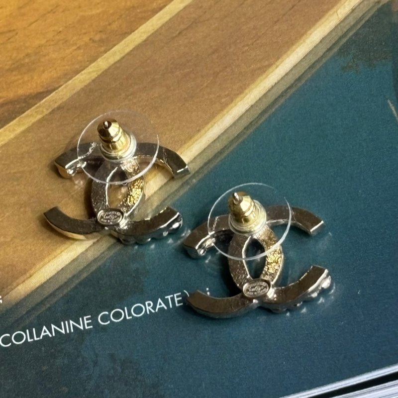 ::CHANEL:: 金色錘目紋雙C LOGO 小鑽耳環 針式耳環-5