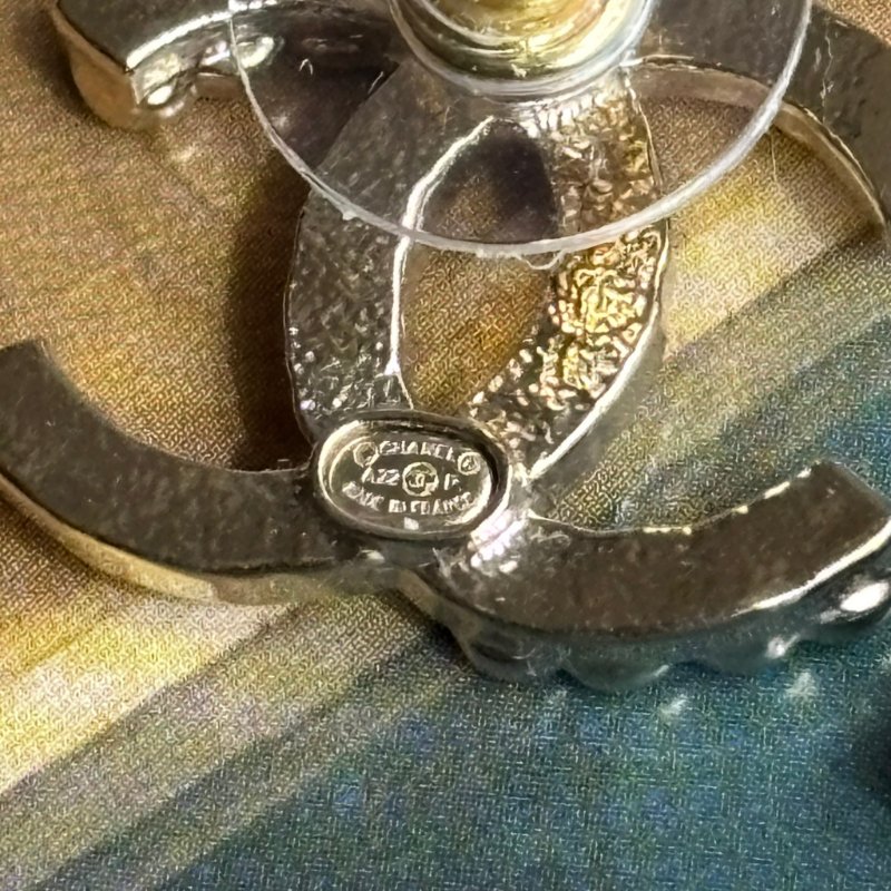 ::CHANEL:: 金色錘目紋雙C LOGO 小鑽耳環 針式耳環-6