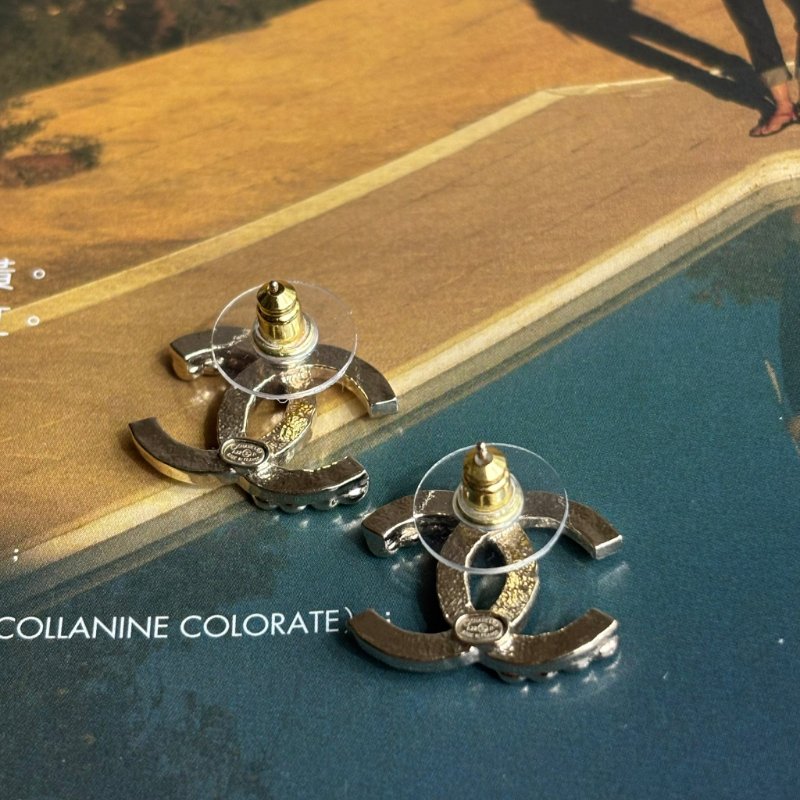::CHANEL:: 金色錘目紋雙C LOGO 小鑽耳環 針式耳環-7