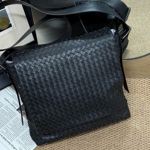 葆蝶家/Bottega Veneta BV經典黑色編織郵差斜挎 🈚附件