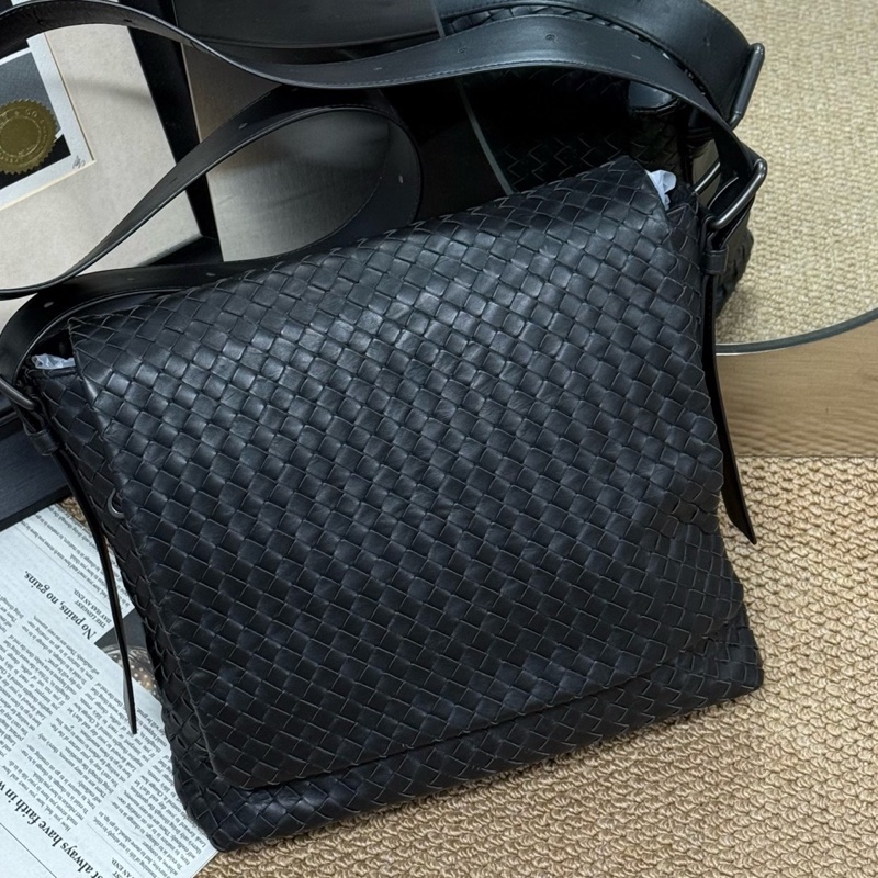 葆蝶家/Bottega Veneta BV經典黑色編織郵差斜挎  🈚附件-0