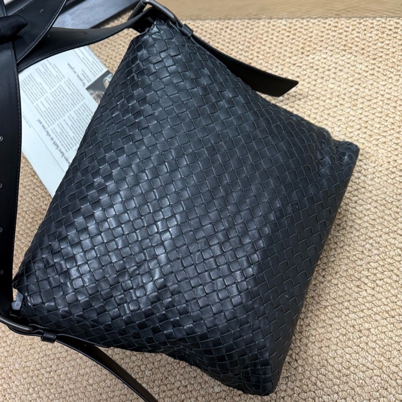 葆蝶家/Bottega Veneta BV經典黑色編織郵差斜挎  🈚附件-1