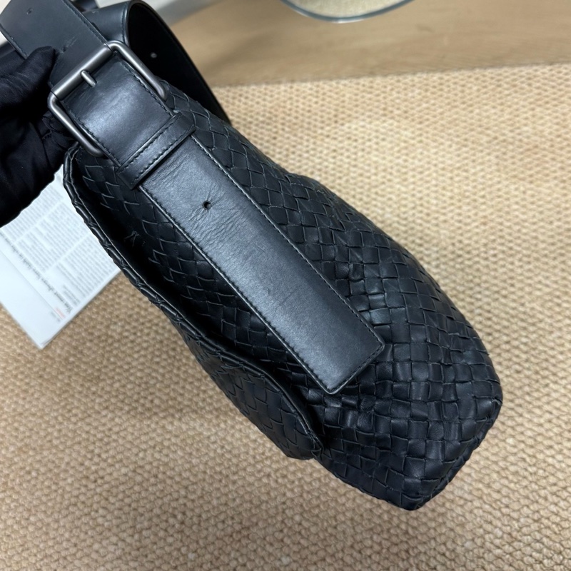 葆蝶家/Bottega Veneta BV經典黑色編織郵差斜挎  🈚附件-2
