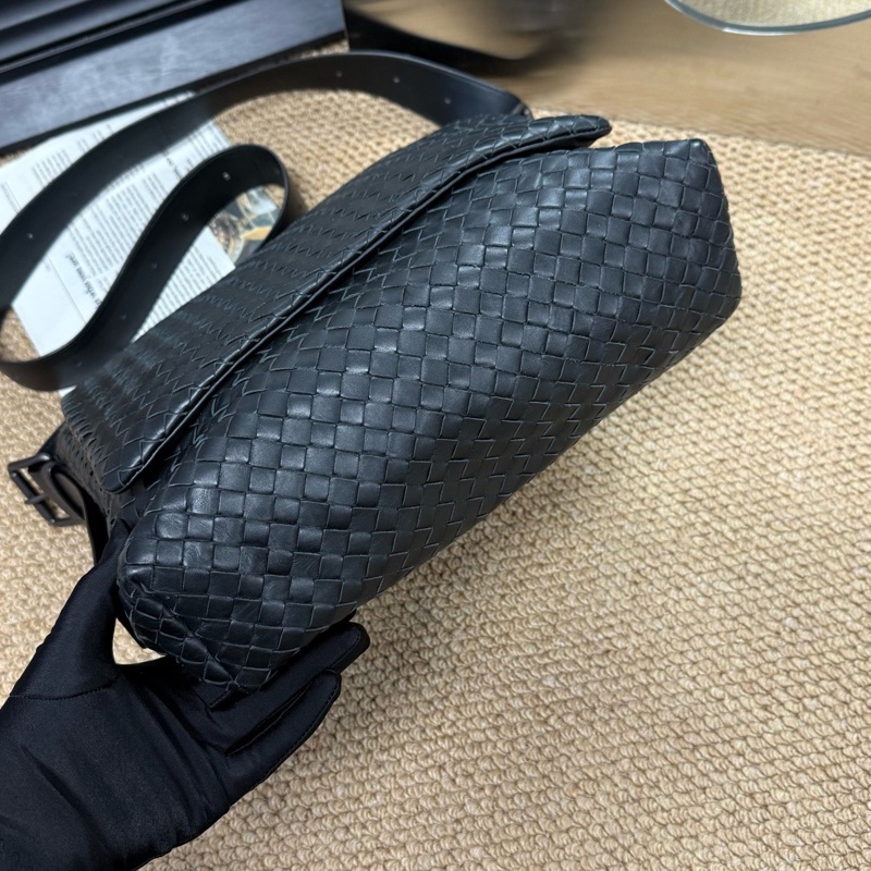 葆蝶家/Bottega Veneta BV經典黑色編織郵差斜挎  🈚附件-5