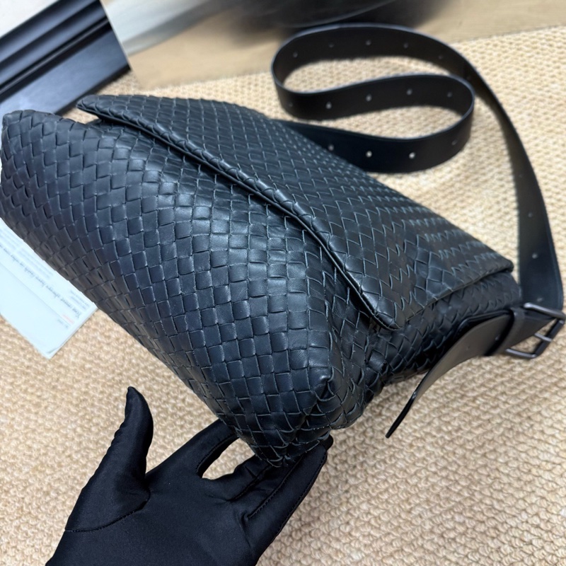 葆蝶家/Bottega Veneta BV經典黑色編織郵差斜挎  🈚附件-6