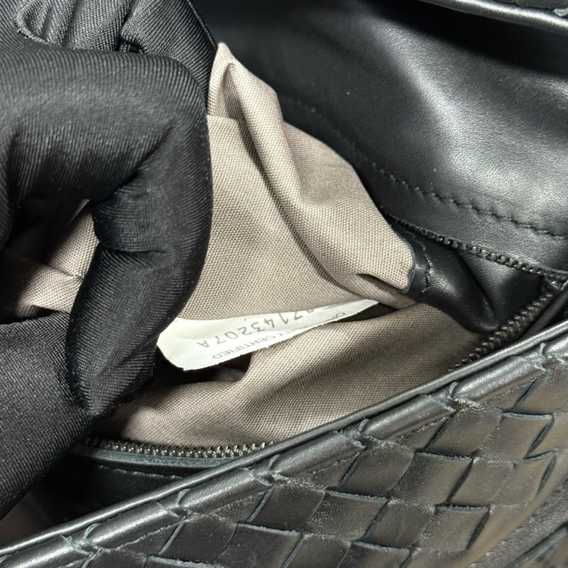 葆蝶家/Bottega Veneta BV經典黑色編織郵差斜挎  🈚附件-8