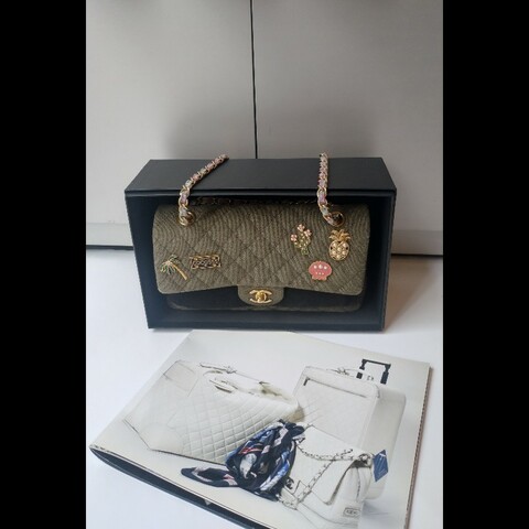Chanel 金鍊渡假系列胸章綠布口蓋包 CF25