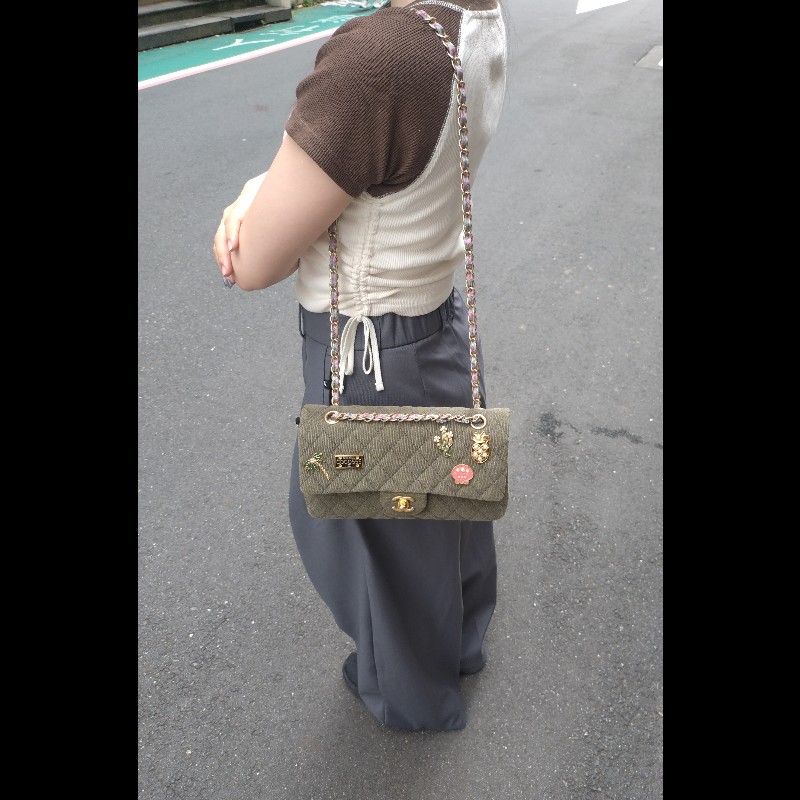 Chanel 金鍊渡假系列胸章綠布口蓋包 CF25-1